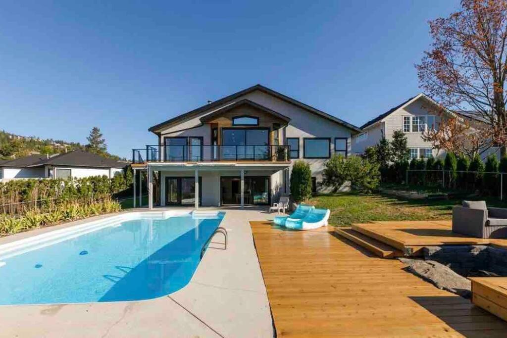 Luxurious 5 Bedroom House With Pool & Sauna 웨스트 켈로나 외부 사진