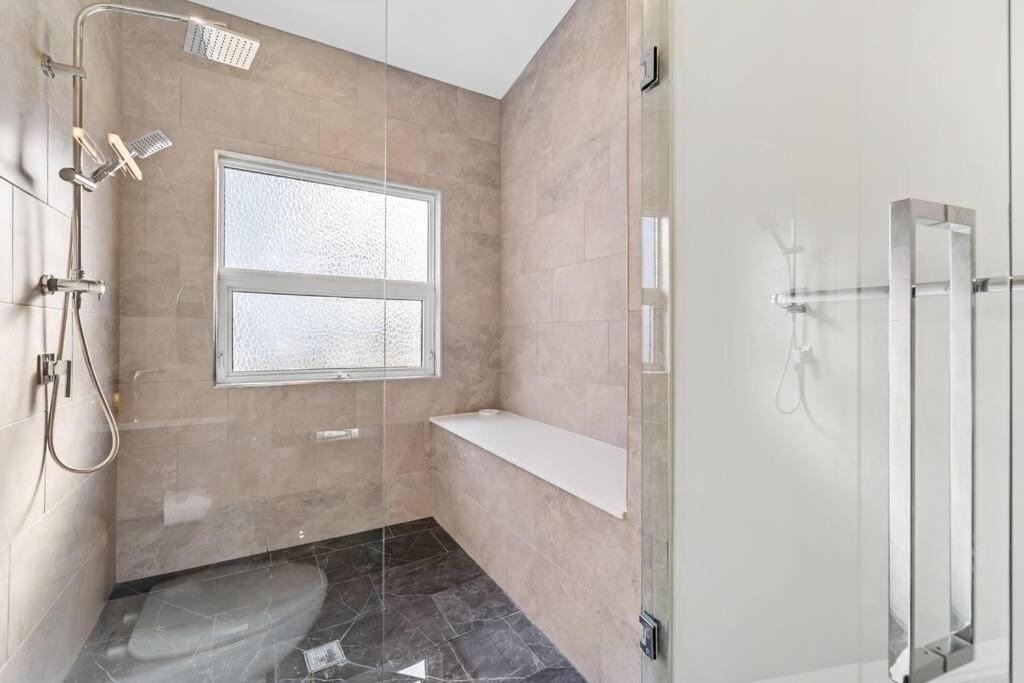 Luxurious 5 Bedroom House With Pool & Sauna 웨스트 켈로나 외부 사진