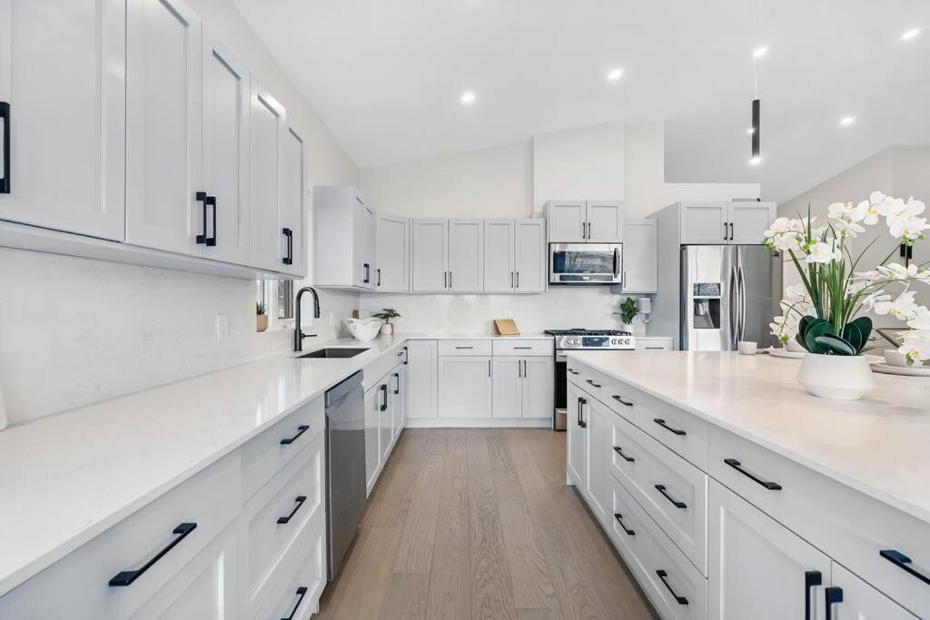 Luxurious 5 Bedroom House With Pool & Sauna 웨스트 켈로나 외부 사진